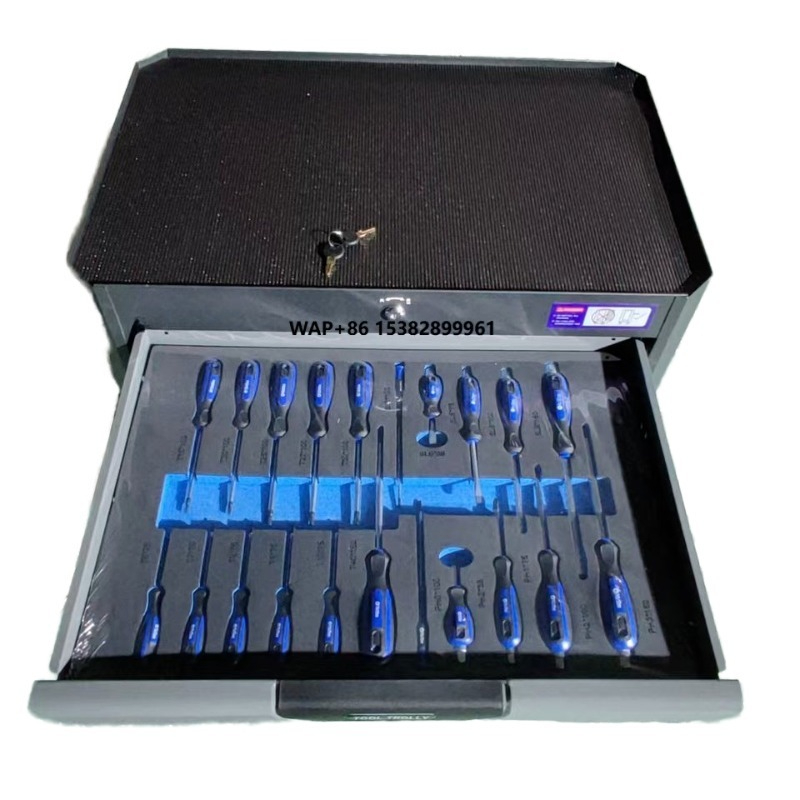 Hand Tools In Workshop - Set di Attrezzi per Riparazione Auto